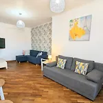3-Bedroom Apt In Town Square